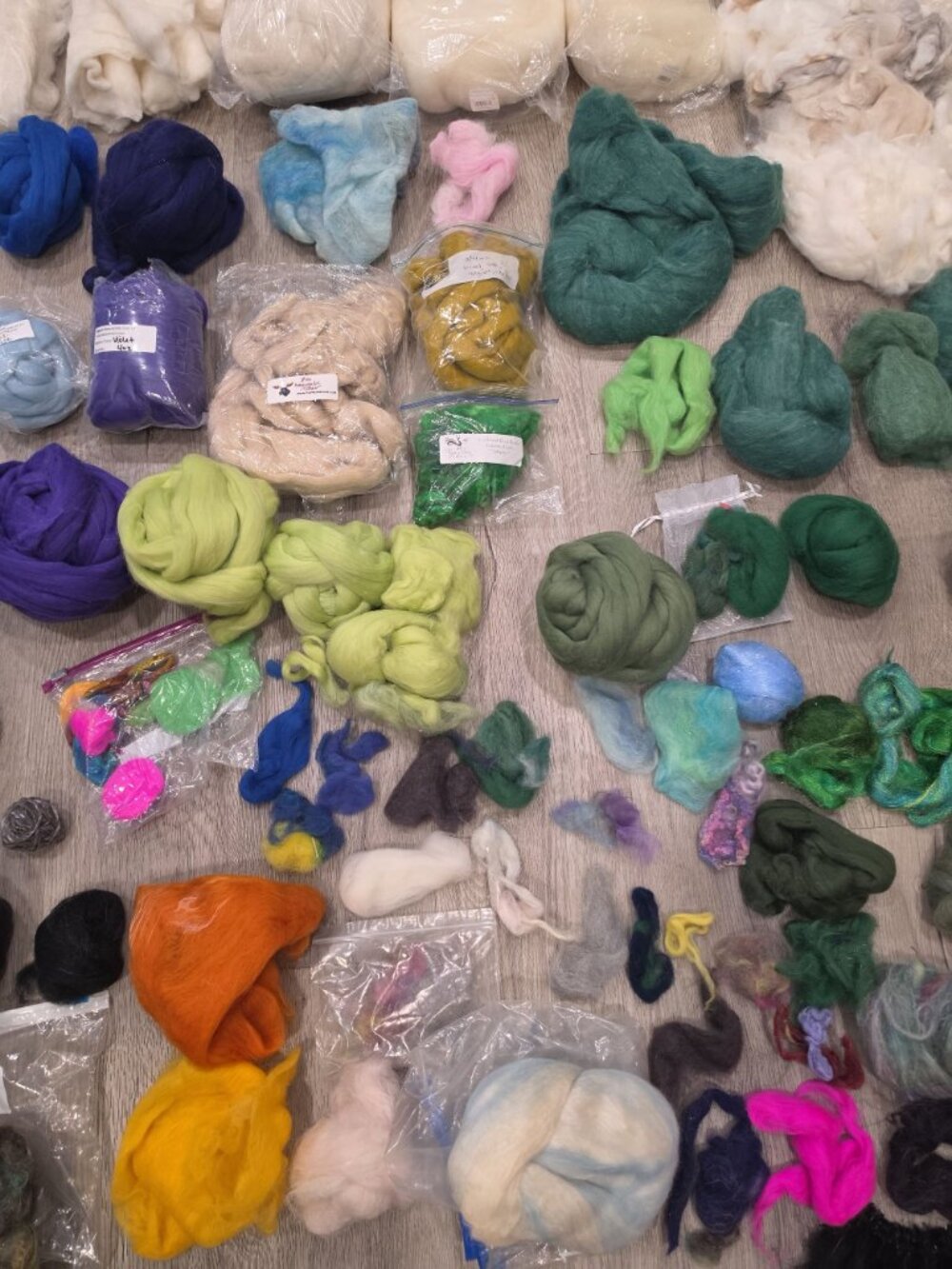 Assorted lot of wool, angora, silk felting fibers and yard raw and rolled colors - Picture 11 of 17